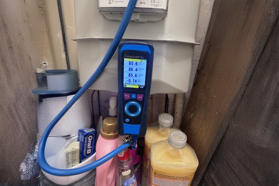 Monteur meet en controleert WTW-installatie