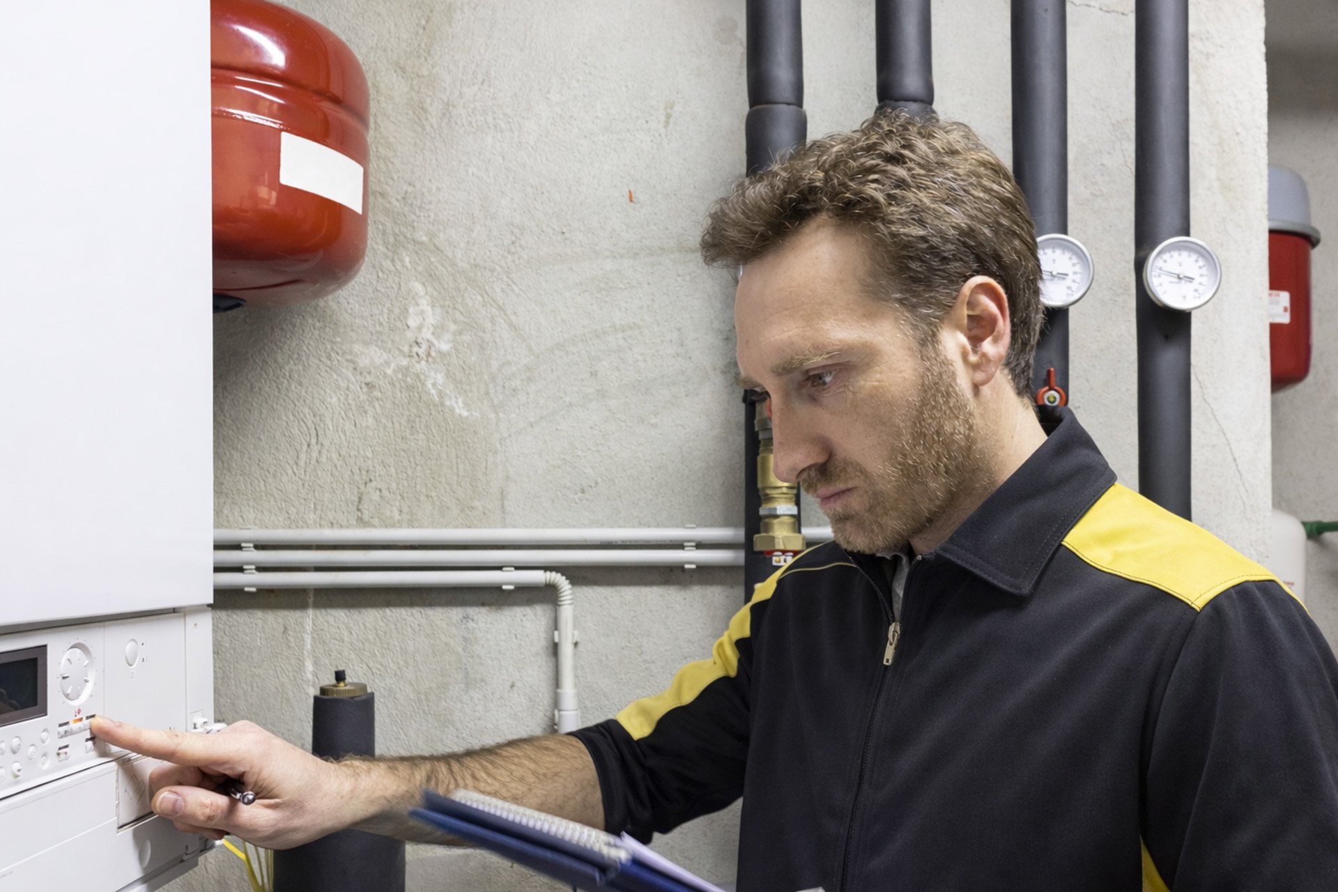 Monteur adviseert over warmtepomp installatie